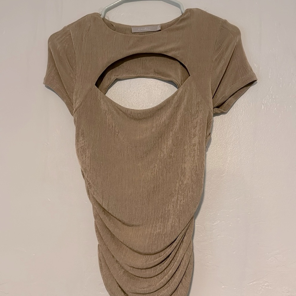 Buckle scrunched key hole top